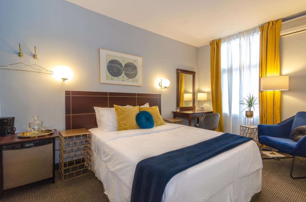 Zimmer mit Queensize-Bett und Balkon