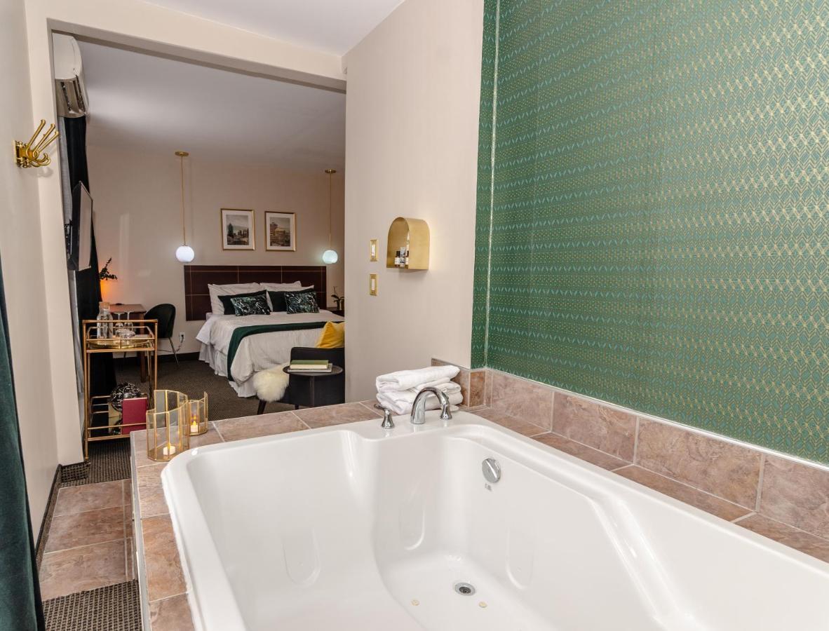 Zimmer mit Queensize-Bett und Whirlpool-Badewanne
